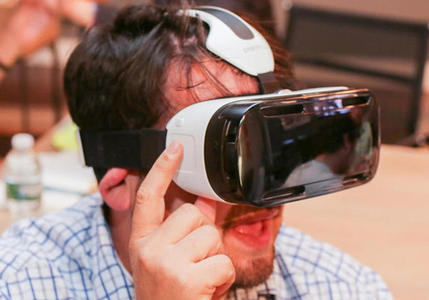 三星“创新者”版本虚拟现实眼罩Gear VR下月面市