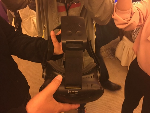 被拖线的VR折磨的快疯了？全球首款支持HTC VIVE无线套件问世