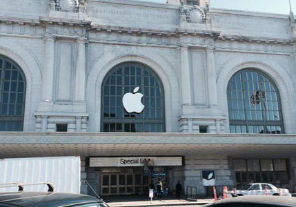 苹果开始布置发布会礼堂：巨大Logo已安装 安保森严