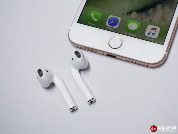 苹果AirPods上手：外观或许奇怪 但它们或将改变耳机市场