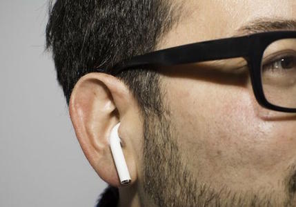 苹果AirPods上手：外观或许奇怪 但它们或将改变耳机市场