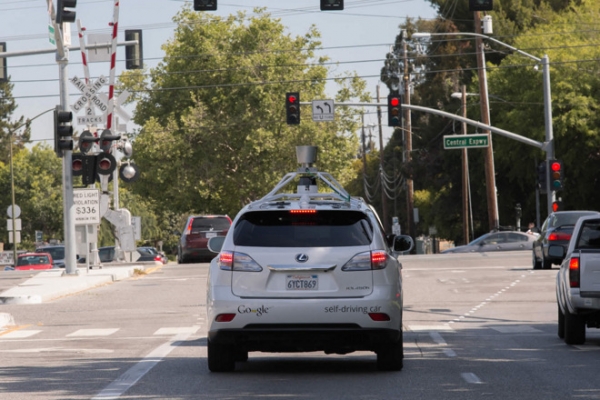 谷歌无人驾驶汽车与公交相撞 首次承担部分责任