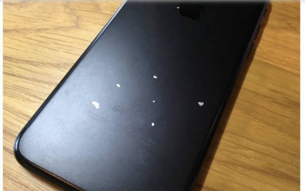 磨砂黑iPhone 7出现大面积掉漆现象 引发果粉不满