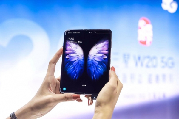 三星第二款折叠屏手机:W20 5G来了!