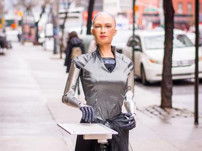 機器人Sophia為擁抱AI的一代上了堂網課