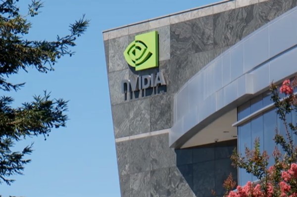 NVIDIA将其GPU云推向桌面端，旨在实现AI开发民主化