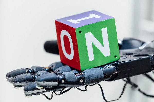 OpenAI利用模拟环境训练机器人执行现实中的复杂物理操作