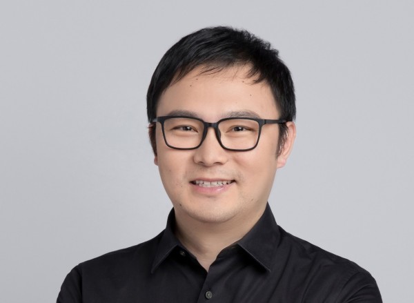 【AI启示录】专访|IEEE专家委员胡凝:消解AI幻觉“阴影”,洞见“超级个体”价值锚点