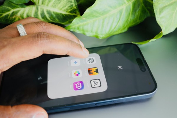 AI冲上App Store热门,开发者争相搭上流量快车