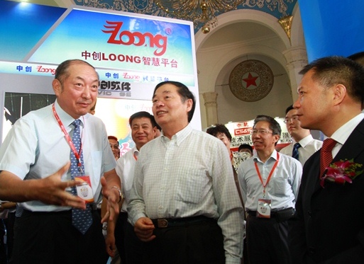 �д�����չʾ�˸߻��ɹ�Loong�ǻ�ƽ̨