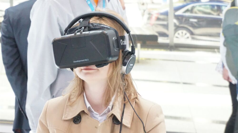 他们都在巴展体验VR：如果你觉得VR只是眼镜，那就out了