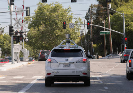 谷歌无人驾驶汽车与公交相撞 首次承担部分责任