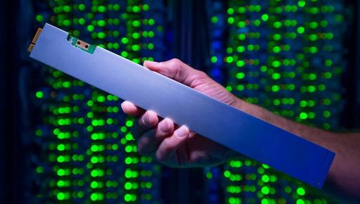英特尔公布新款32 TB尺状SSD，堪称史上最高密集固态存储方案