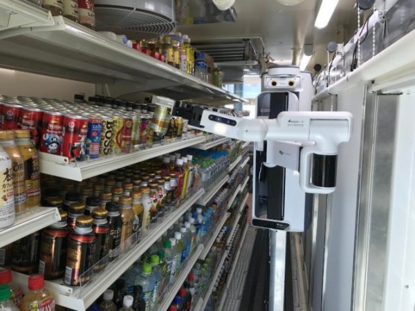 穿梭于货架之间的AI：数百家日本便利店开始使用机器人补货