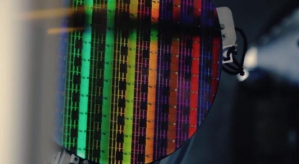 Ӣ�ض�չʾ����δ��ģ�黯3DоƬ�Ļ�����Ʒ