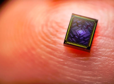 英特尔向研究交付12量子比特测试芯片