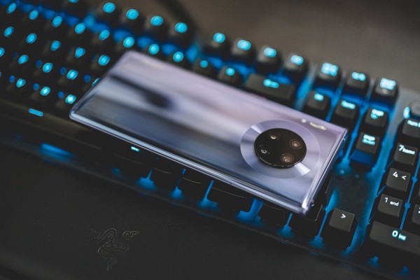 �����š�Ӣ�ض���΢��չʾ��ҵ�ʼǱ�����5G������Ƭ����