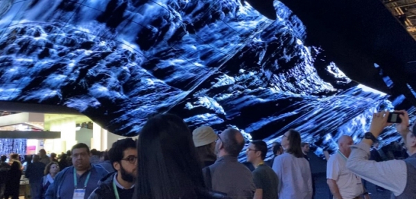 CES 2020����LGչ̨���Ҳ��������˾����컨��ĵ��ӣ����ص���ͯ��