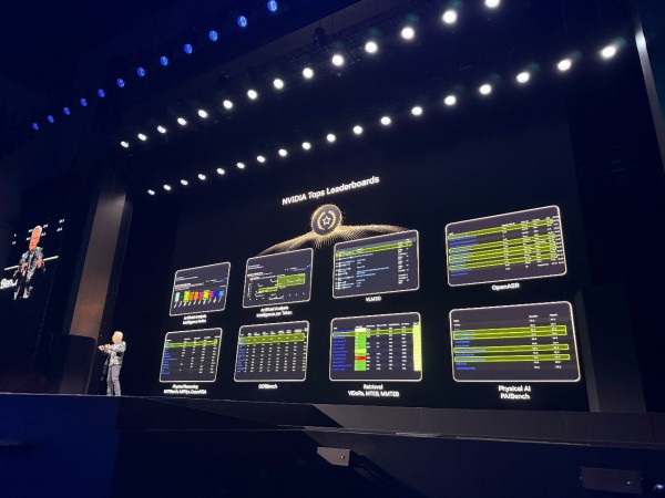 黄仁勋CES完整实录：英伟达打破规则，Rubin平台芯片六连发，结尾彩蛋似成龙电影