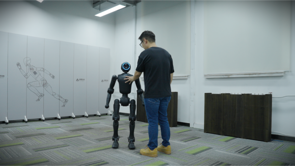 对话动易科技任晓雨:通用人形机器人,明年出现