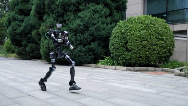 对话动易科技任晓雨:通用人形机器人,明年出现