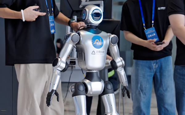 对话动易科技任晓雨:通用人形机器人,明年出现