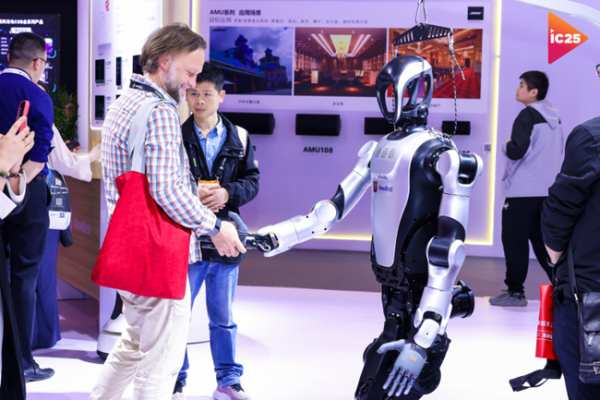  InfoComm China 2025 ʢĻ AIרҵ̬Ϊ̫г