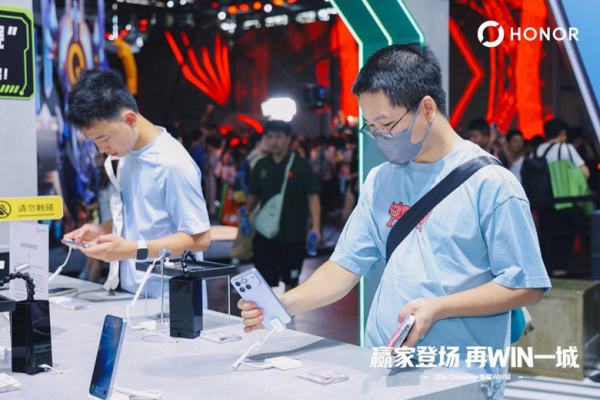 ChinaJoy��չ���ռ��ɶ�������ҫWINϵ����Ӳ��ʵ����ȼ�������