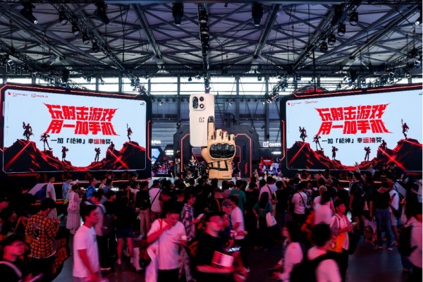 �������Ϸ��һ���ֻ���һ�Ӵ��� ChinaJoy ��ǿ�����Ϸ��Χչ��