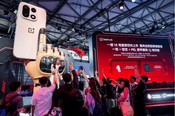 �������Ϸ��һ���ֻ���һ�Ӵ��� ChinaJoy ��ǿ�����Ϸ��Χչ��