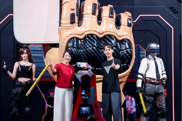 �������Ϸ��һ���ֻ���һ�Ӵ��� ChinaJoy ��ǿ�����Ϸ��Χչ��