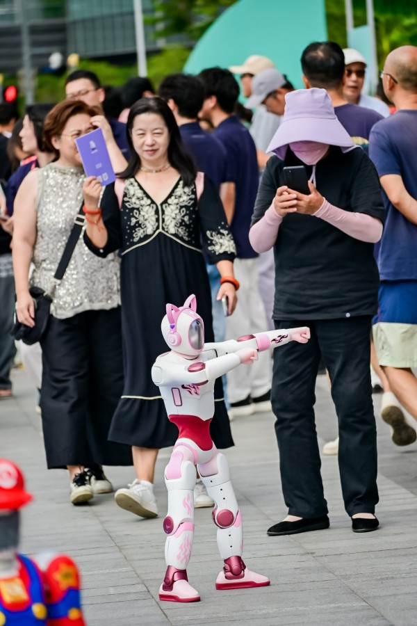 1789960297347359.jpeg 上纬新材启元机器人新品发布会举办,全球首个个人机器人启元Q1正式开售