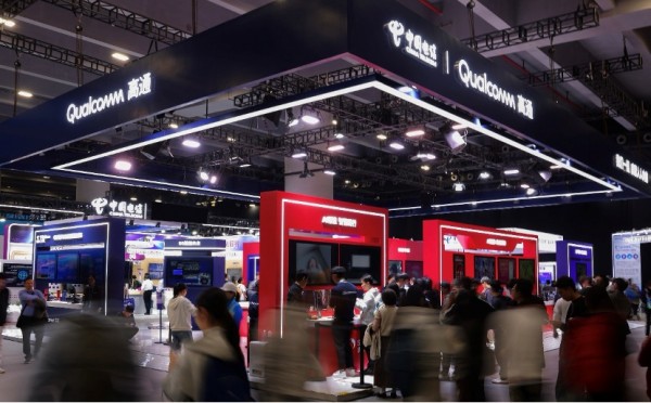 2025数智科技生态大会召开,高通与电信等产业伙伴带来AI+连接创新成果