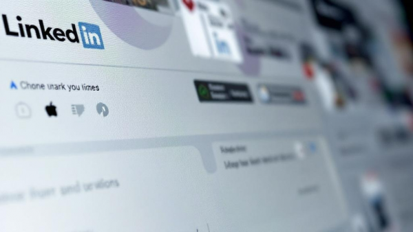 LinkedInǿ��ʹ���û�����ѵ��AI��һ���ڲ�ѡ���˳�����Ϊͬ��