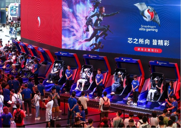 在2024 ChinaJoy，高通包了整个E4骁龙馆，展示68位合作伙伴超过200款终端