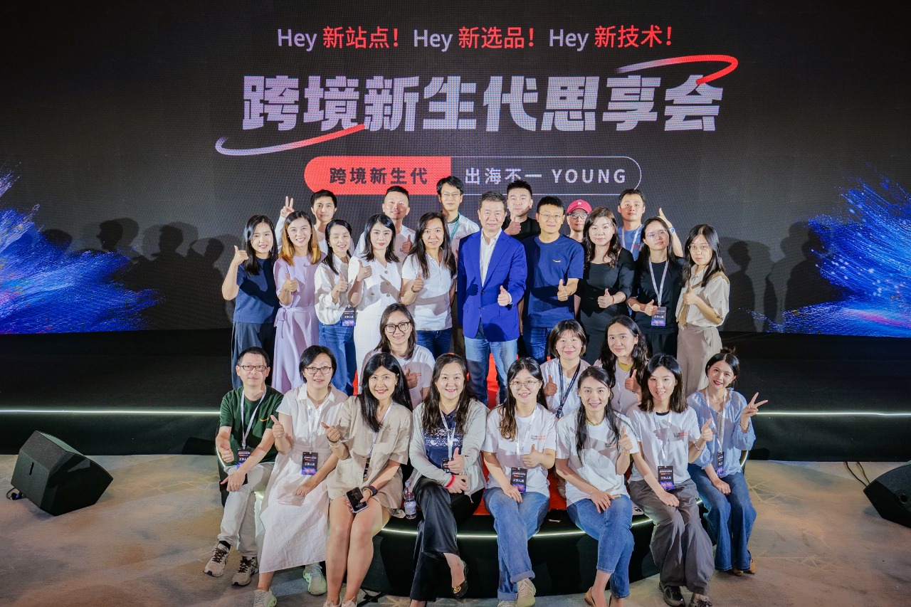 中国商业新物种2.0：AI“驯兽师”与全球商业新版图