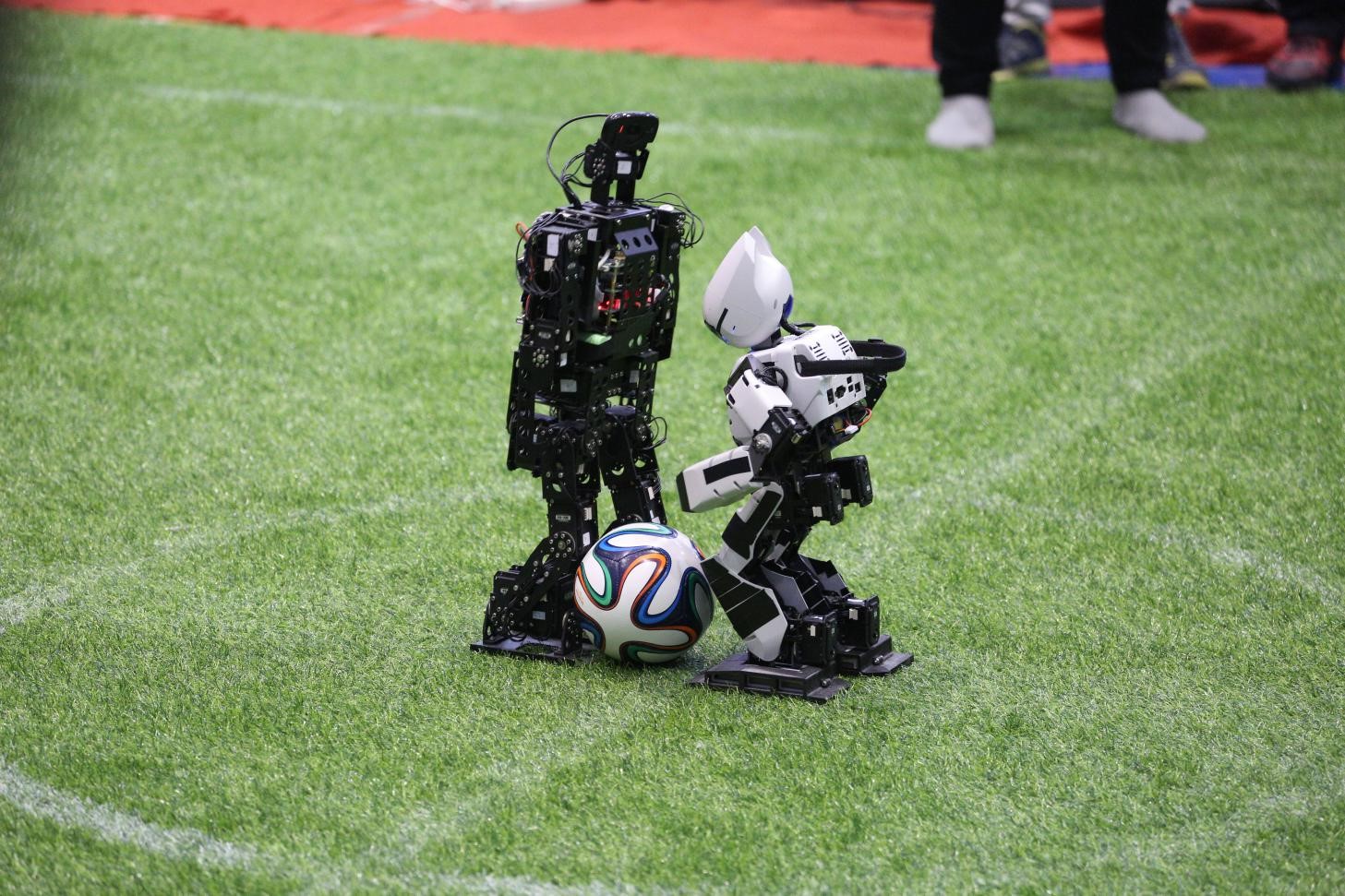 沈阳城市学院率先进入类人足球机器人高端智能领域_辽宁频道_凤凰网