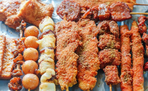 Find the taste of childhood at numerous deep-fried skewer stores at the street corners of Tianjin